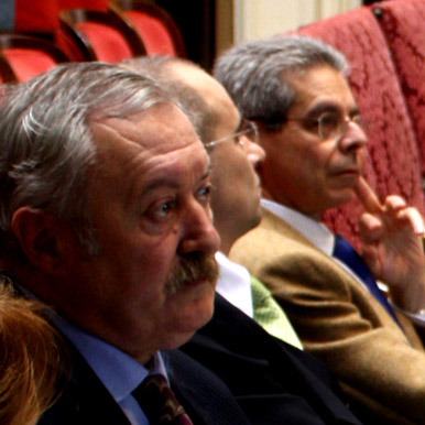in primo piano il prof. Gianfranco Bottazzi, a destra il prof. Gianni Loy